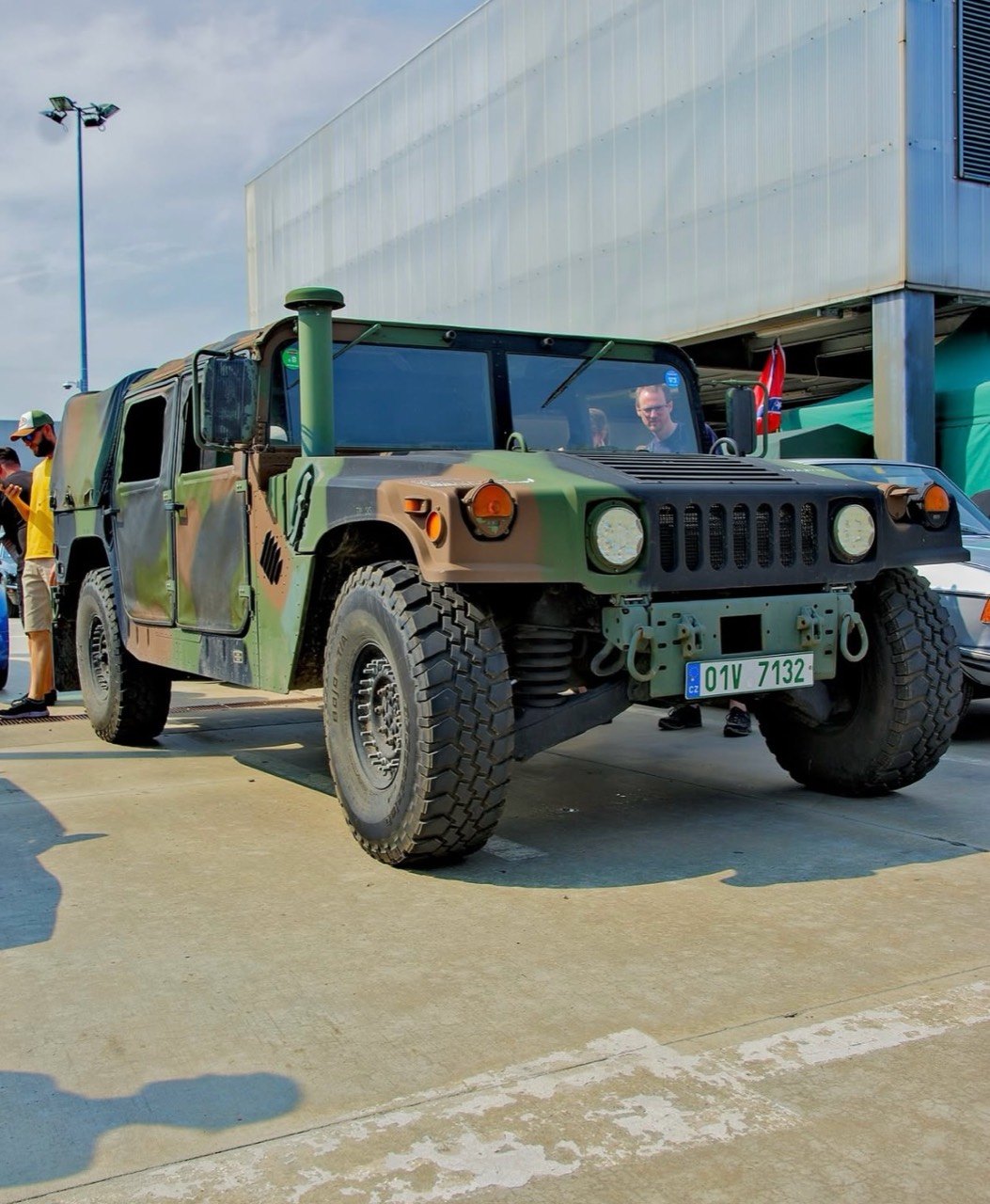 Vojenský vůz Humvee na akci